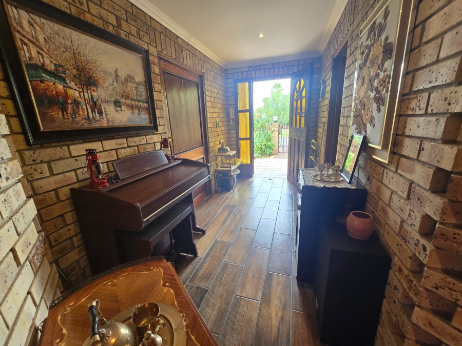 7 Bedroom Property for Sale in Langenhovenpark Free State